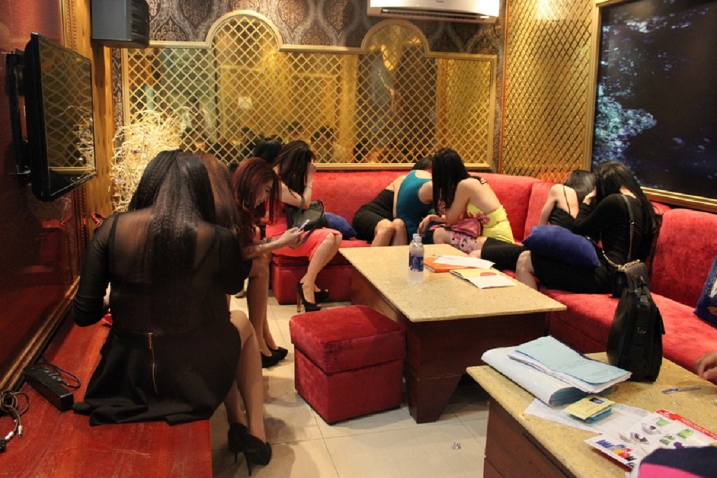 Tiếp viên của nhà hàng Ân Nam ăn mặc mát mẻ phục vụ khách