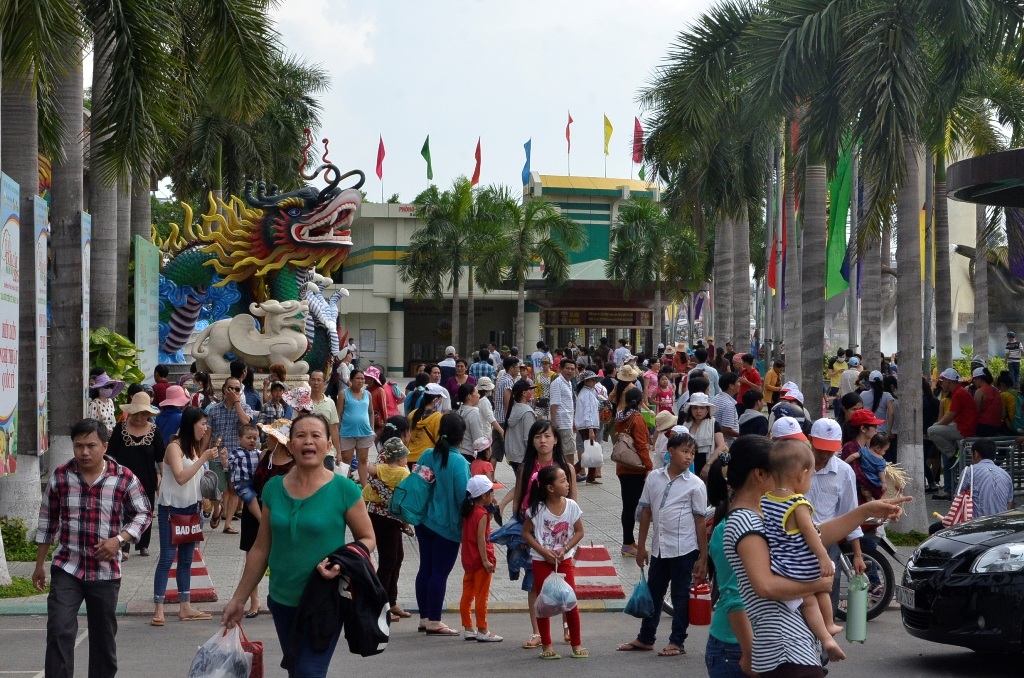 Rất đông du khách đổ về Suối Tiên để tham dự Lễ hội trái cây Nam bộ 2015