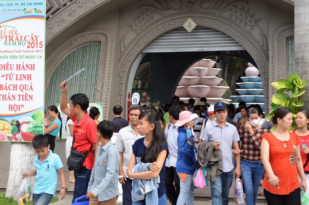 Rất đông du khách đổ về Suối Tiên để tham dự Lễ hội trái cây Nam bộ 2015