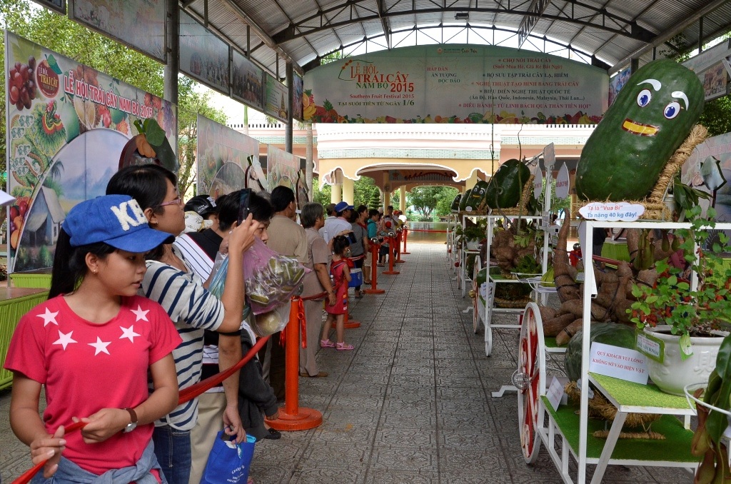 Quầy trái cây hiếm, lạ thu hút rất đông khách tham quan