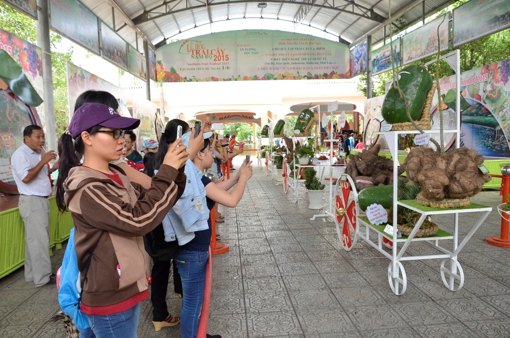 Rất đông du khách thích thú chụp hình những củ quả độc lạ.