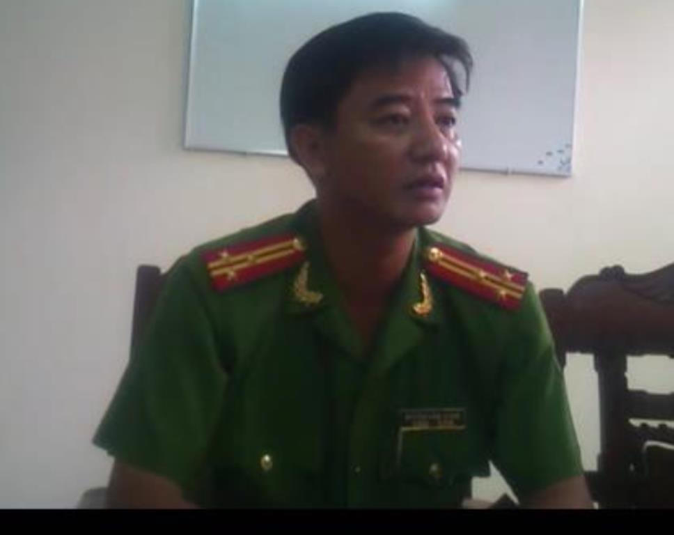 Cảnh sát cơ động trực tiếp xin lỗi thanh niên bị túm cổ áo - 1 Cảnh sát cơ động trực tiếp xin lỗi thanh niên bị túm cổ áo