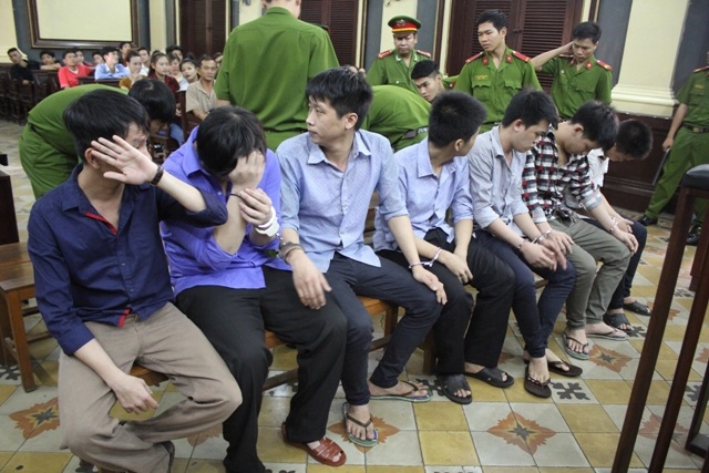 Các bị cáo trước vành móng ngựa