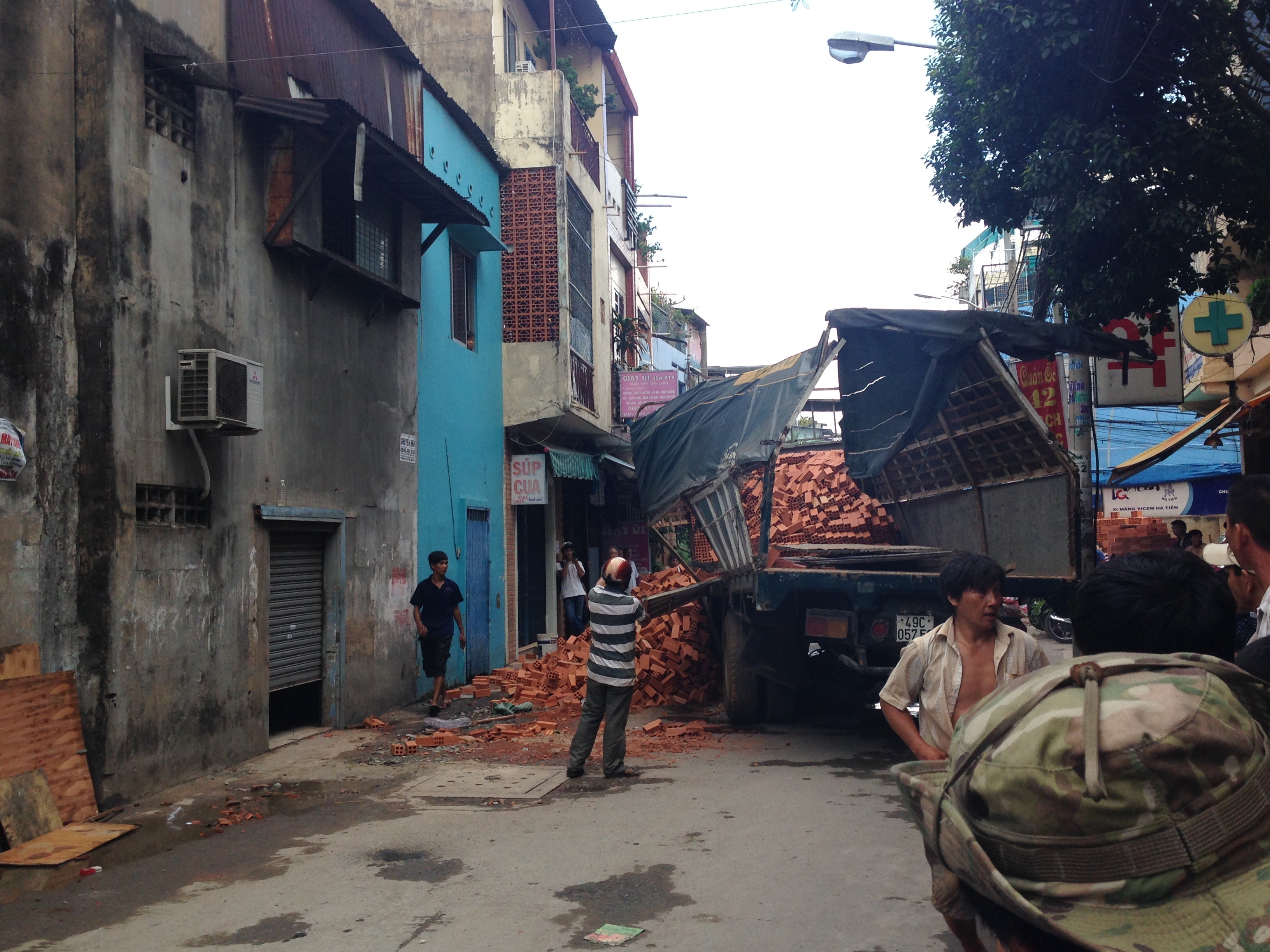 Hiện trường xe tải chở gạch sụp hố.