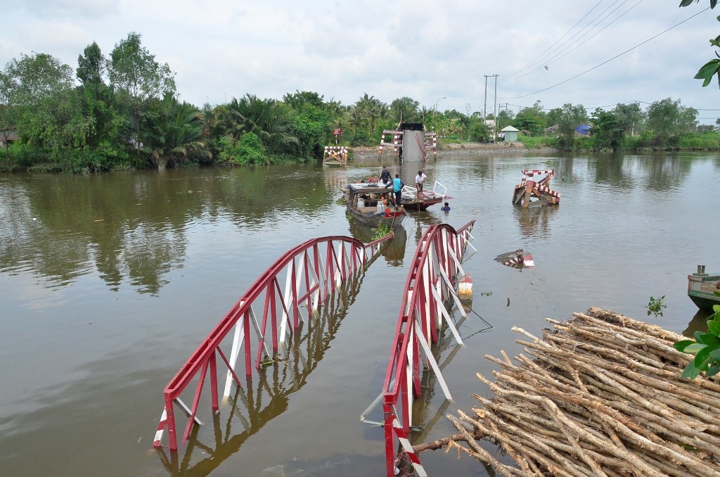 Hiện trường vụ sập cầu Cái Tâm