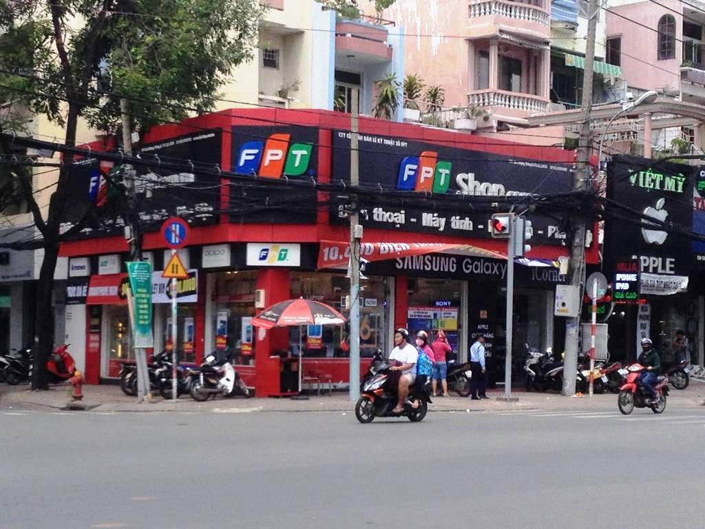 Cửa hàng FPT shop bị kẻ gian đột nhập trộm hàng chục điện thoại