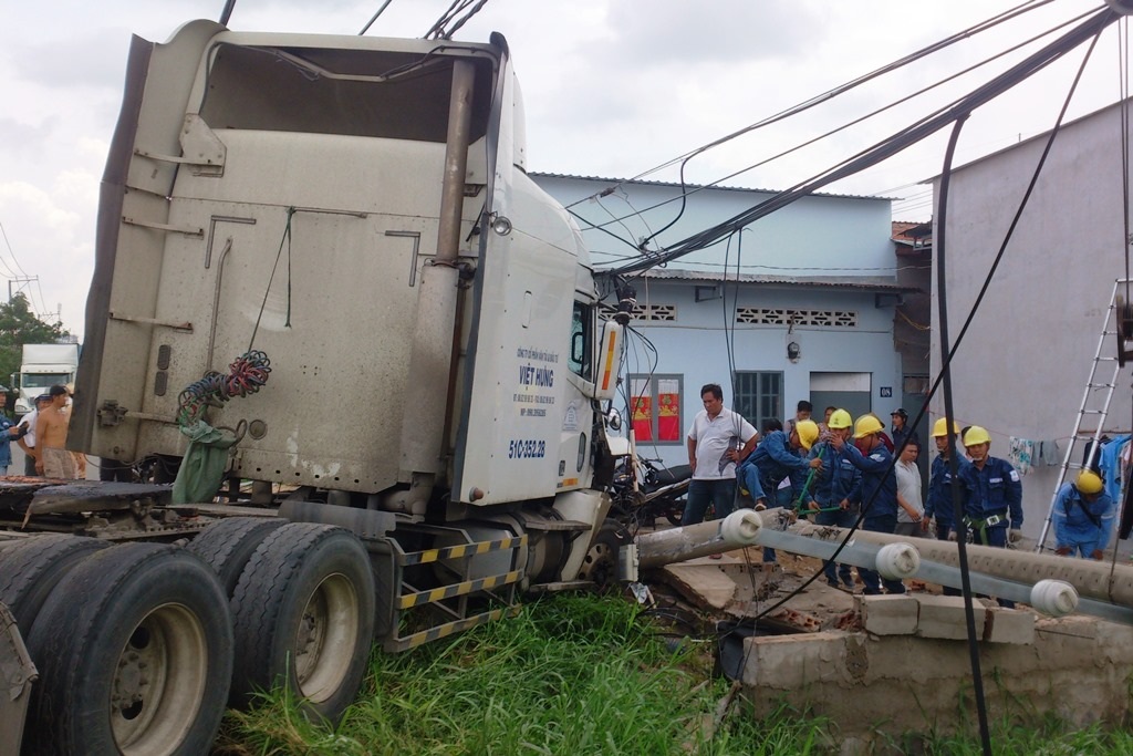 Chiếc xe container suýt lao vào dãy nhà trọ phía trước