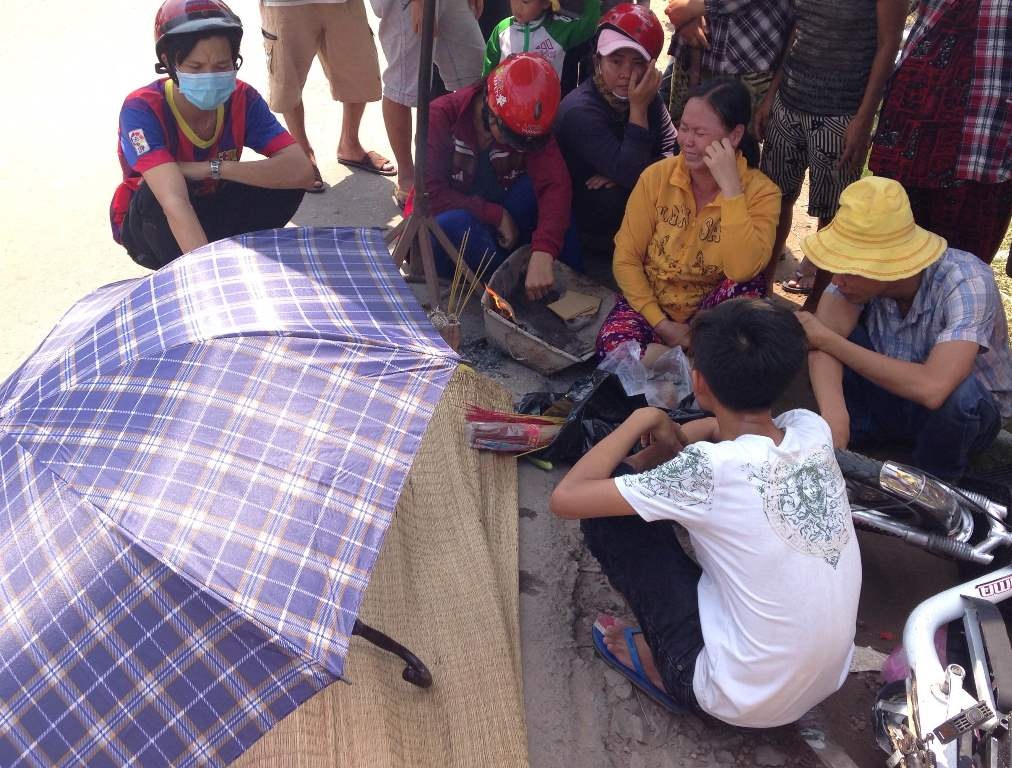 Người nhà cháu Hào đau buồn tại hiện trường