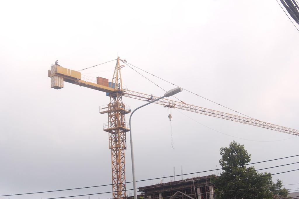 Sau
hơn 12 tiếng, nam thanh niên vẫn cố thủ trên cần cẩu công trình xây dựng cao
khoảng 50m