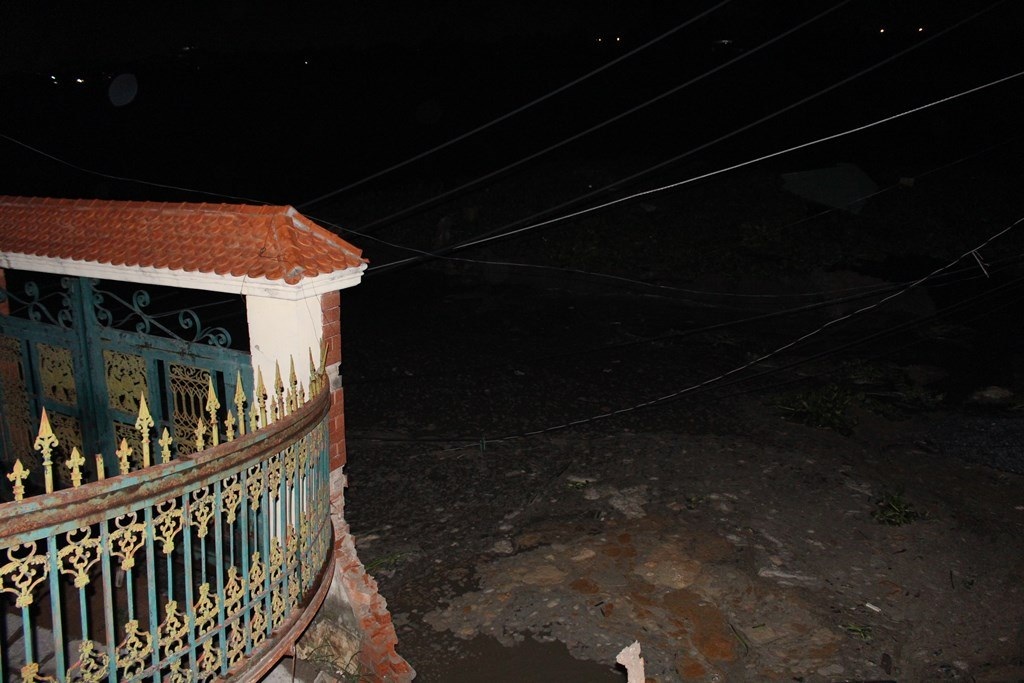 Nhà và nhiều tài sản bị cuốn trôi xuống sông trong đêm