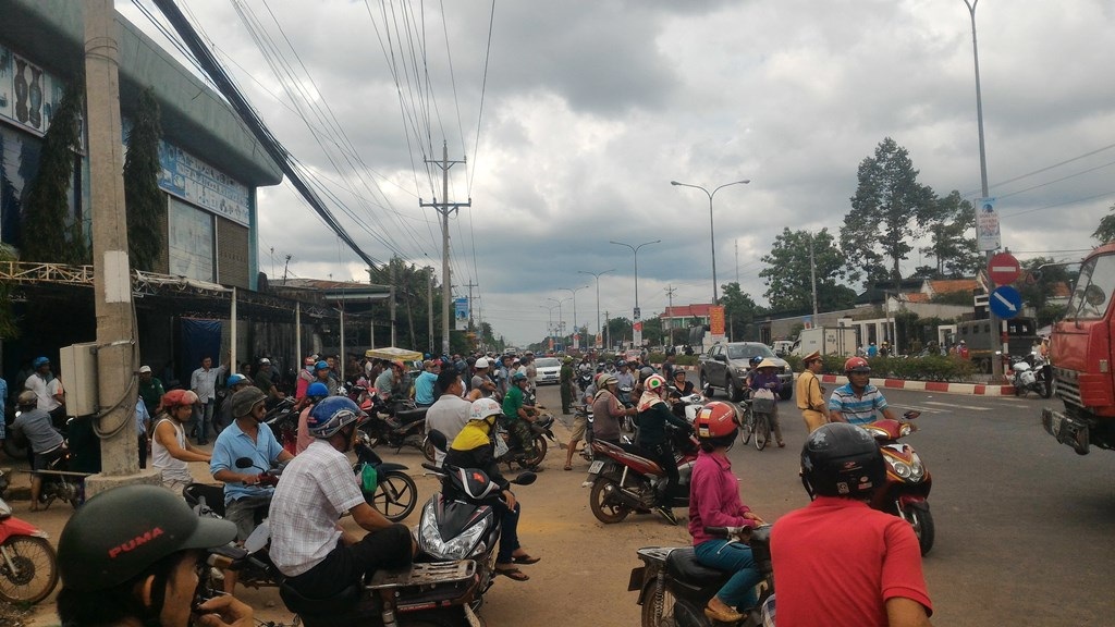 Thảm sát kinh hoàng 6 người trong 1 gia đình - 3 Người dân tập trung rất đông quanh hiện trường để theo dõi vụ việc