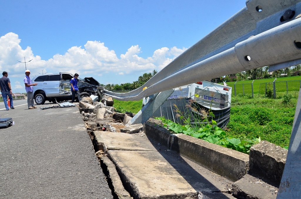 Một đoạn lan can bị húc lệch khỏi vị trí