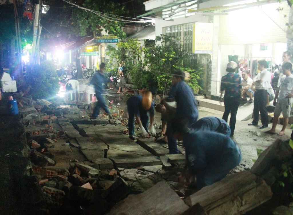 Lực lượng chức năng quận Gò Vấp tiến hành thu dọn bức tường bị sập.