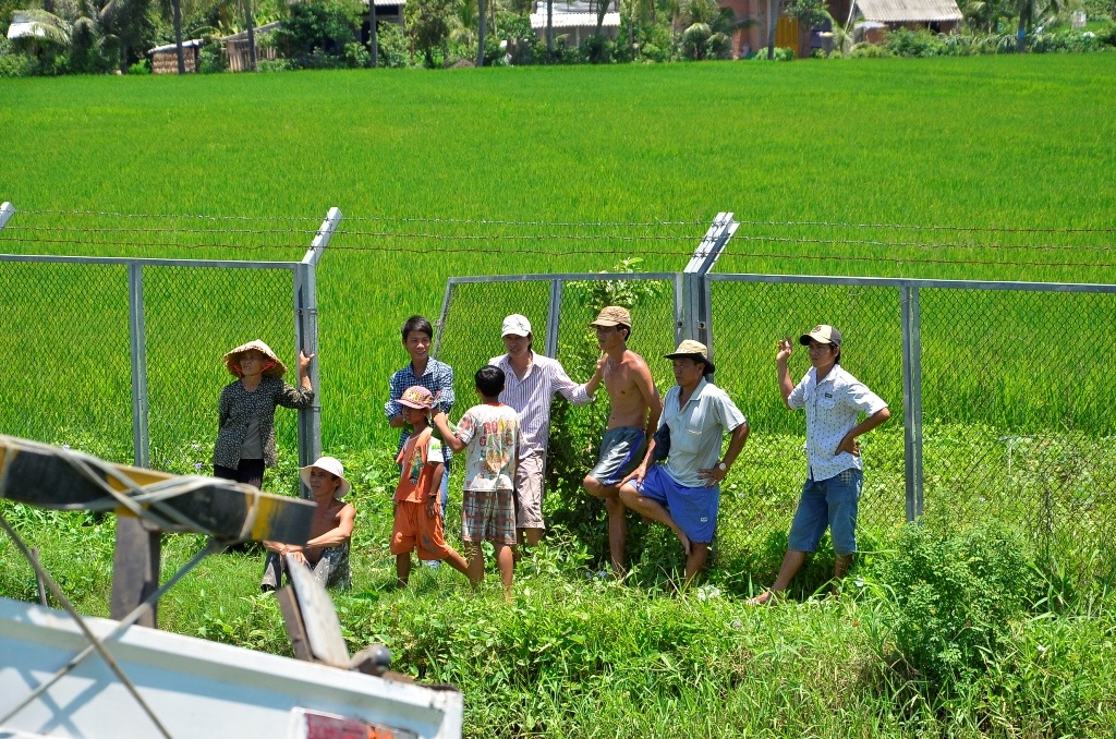 Người dân xé hàng rào vào cao tốc xem tai nạn