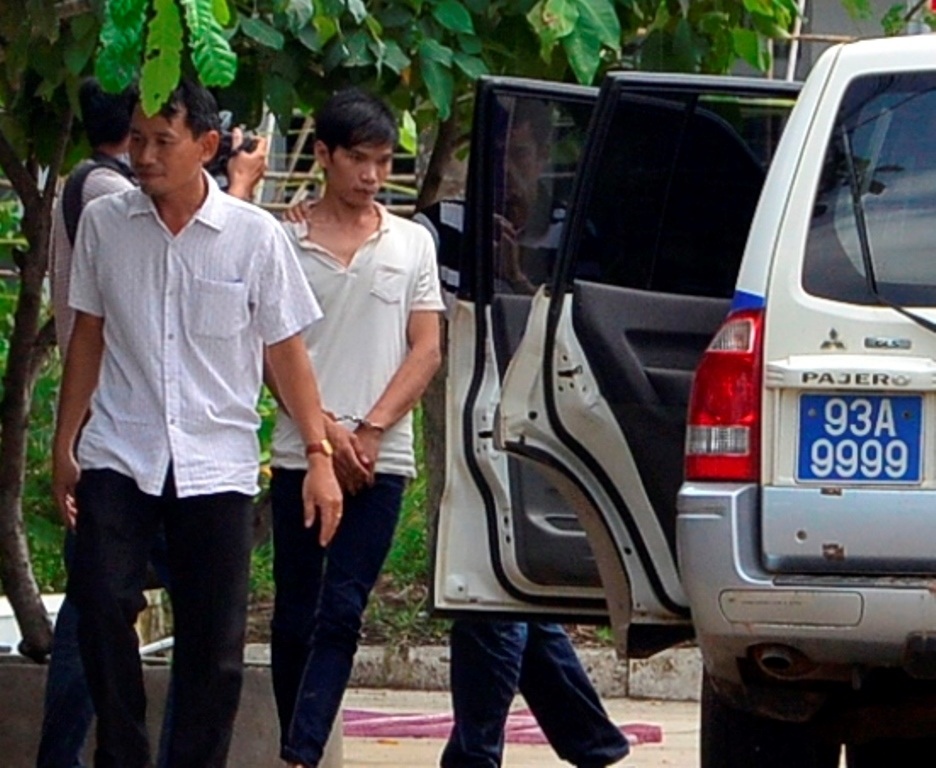 Đúng 10h sáng 11/7, công an áp giải Vũ Văn Tiến lên xe di lý về Bình Phước