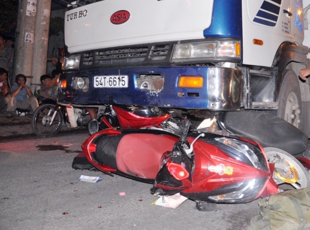 Các phương tiện bị xe tải cuốn vào gầm