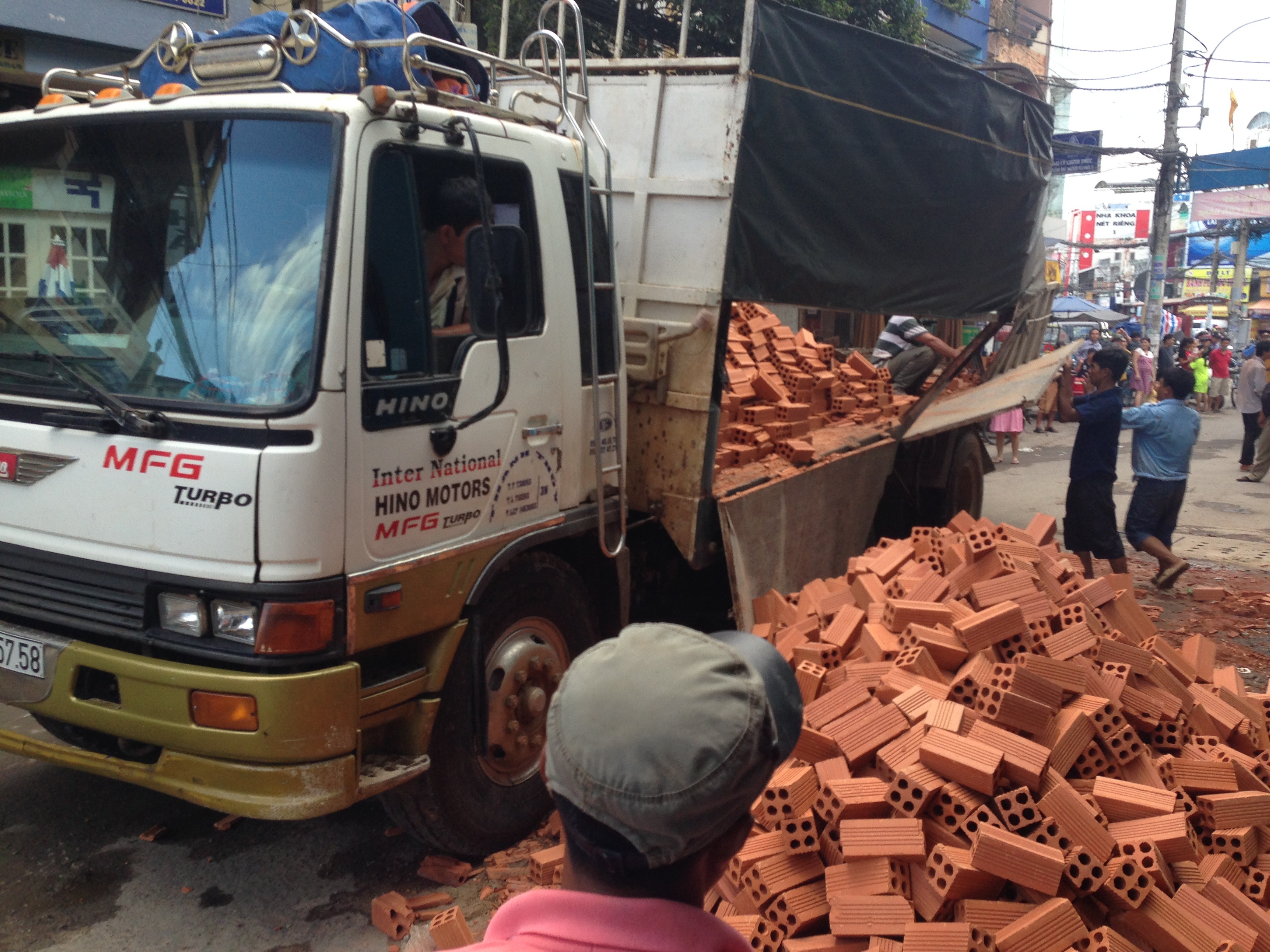 Hiện trường xe tải chở gạch sụp hố.