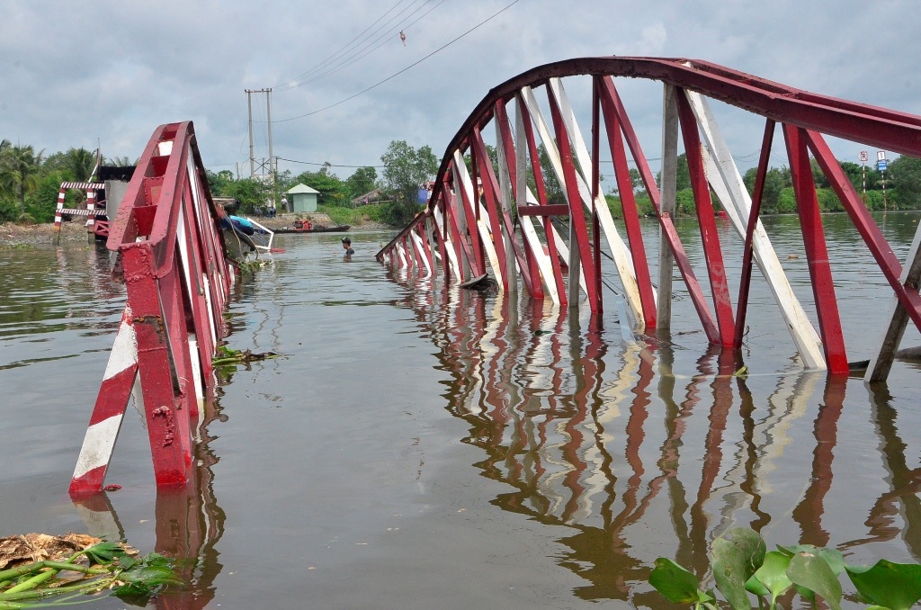 Toàn bộ cây cầu nằm trọn dưới sông