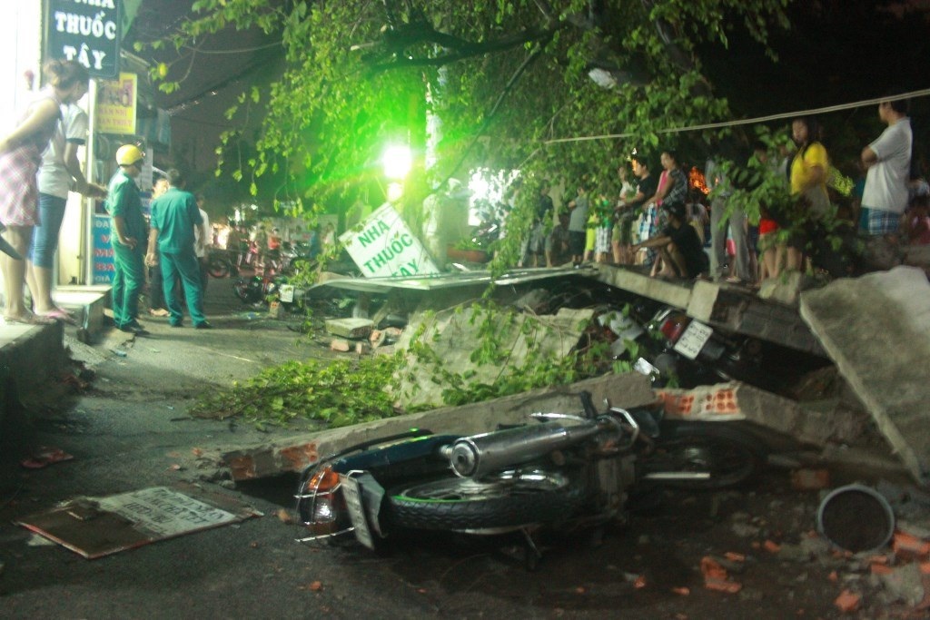 Cuồng phong quét qua TPHCM, cây đổ, tường sập, 3 người bị thương