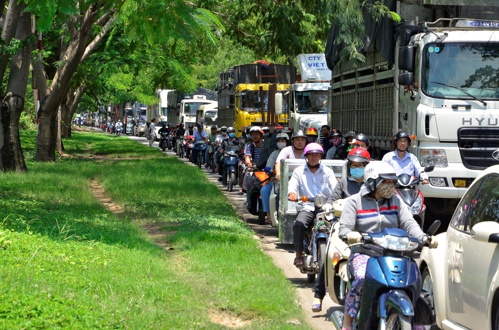 Các phương tiện xếp hàng dài trên đường Nguyễn Văn Linh