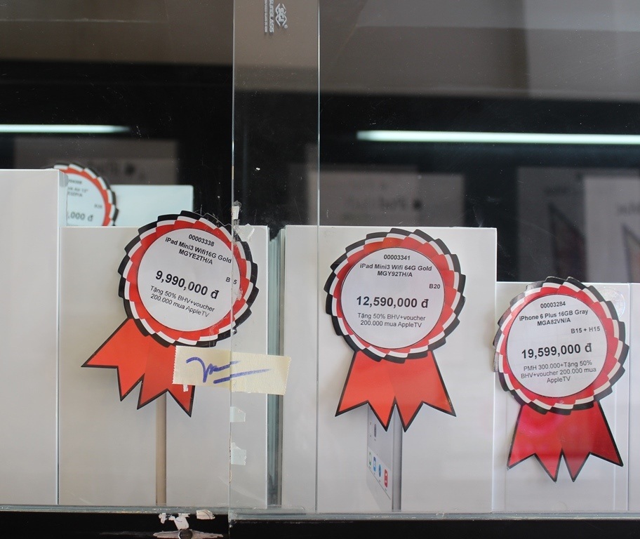 Kệ trưng bày iPhone, iPad bị mất đã được công an niêm phong phục vụ công tác điều tra