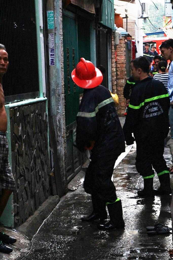 Lính cứu hỏa phải kéo vòi rồng vào sâu bên trong để dập lửa