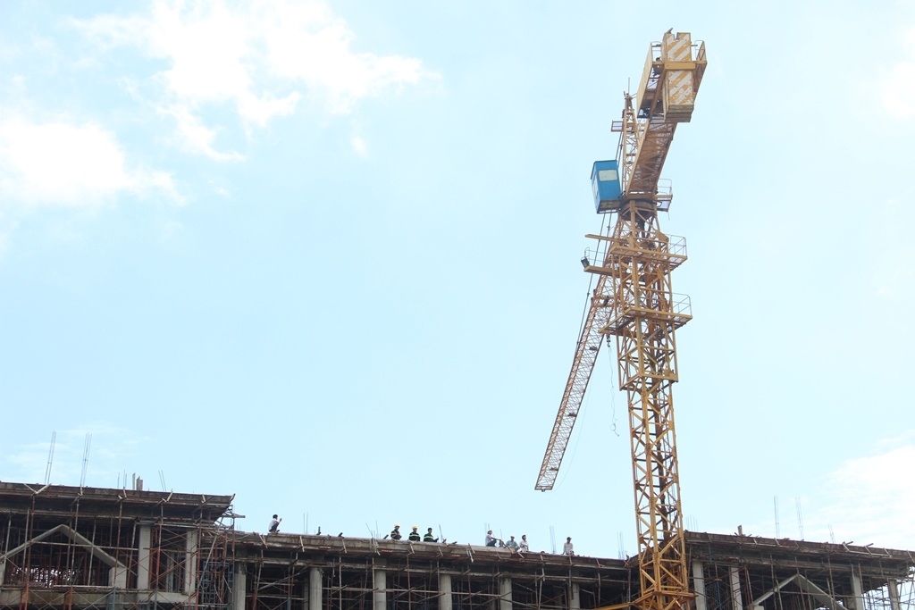 Lực
lượng chức năng vẫn đang tìm cách để giải cứu nam thanh niên.