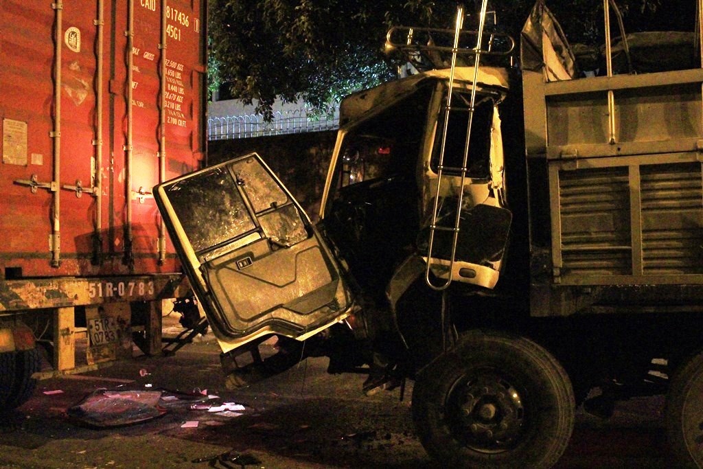 Đầu xe tải bị hư hỏng nặng sau cú tông trời giáng