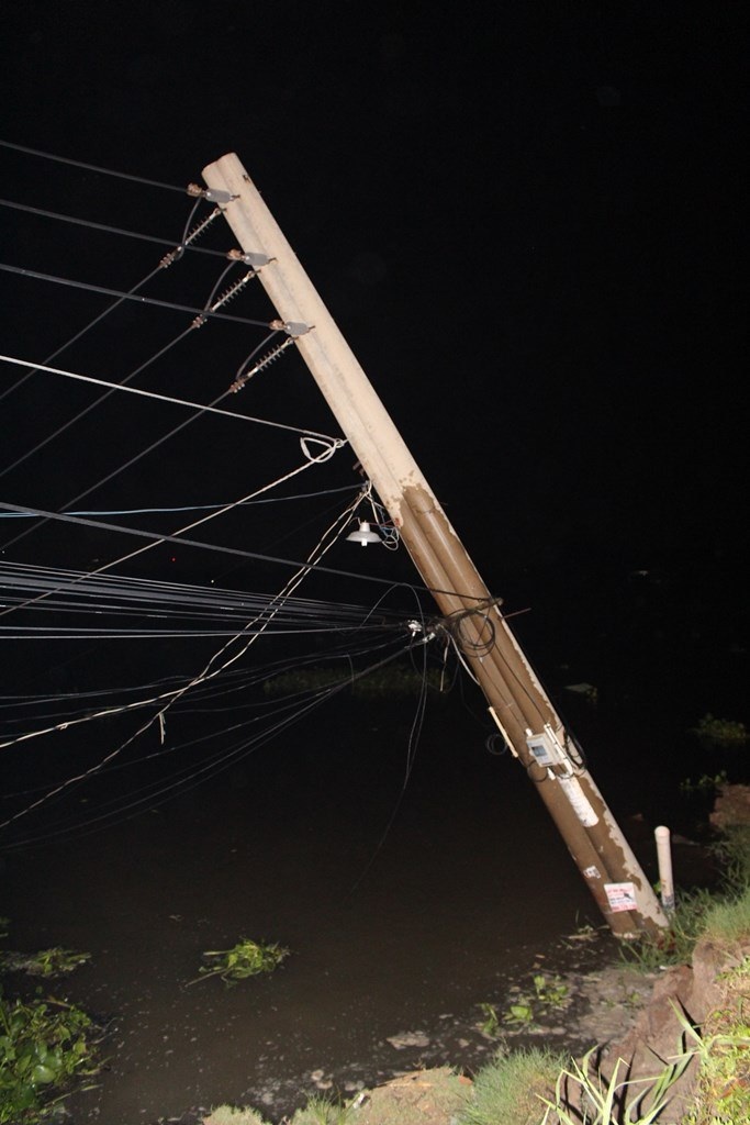 Nhà và nhiều tài sản bị cuốn trôi xuống sông trong đêm