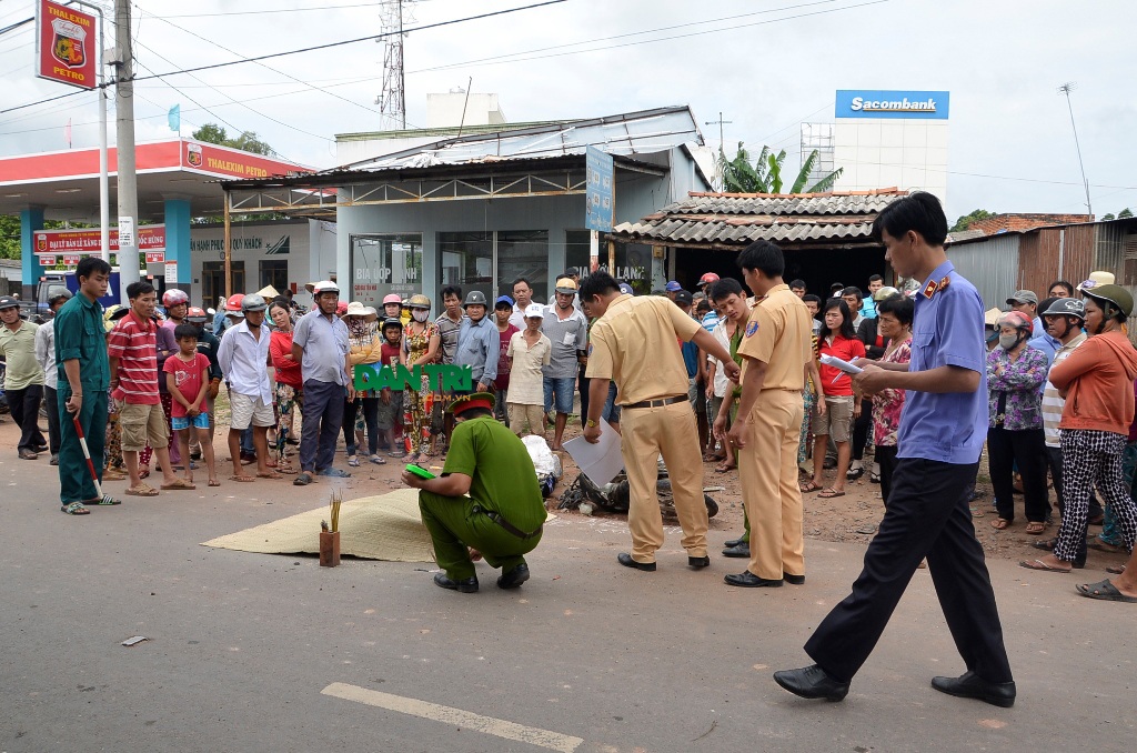 Hai mẹ con chở thuốc lá lậu thương vong, nghi do bị rượt đuổi - 2 Công an và VKSND huyện Củ Chi có mặt để khám nghiệm hiện trường