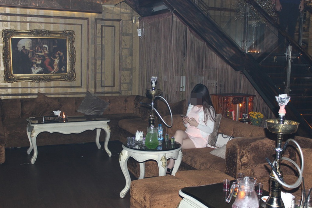 “Đột kích” quán cà phê hoạt động như bar trá hình - 1 Bên trong quán cà phê