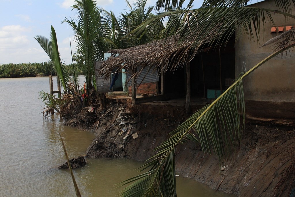 Sạt lở khoét sâu vào phần móng của 2 ngôi nhà