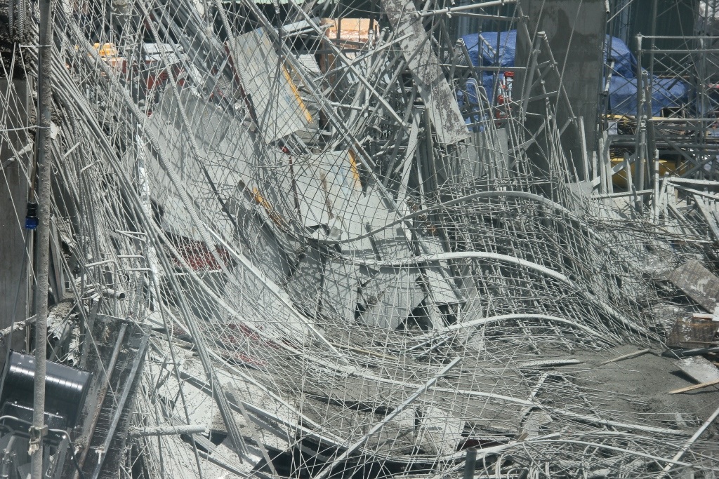 Những khối bê tông sắt thép khổng lồ đè xuống nhóm công nhân đang thi công