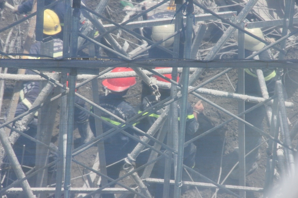 Hơn 16 giờ nỗ lực tìm kiếm các nạn nhân mắc kẹt.