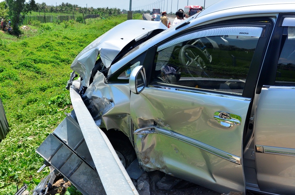 Chiếc xe 7 chỗ hư hỏng sau vụ tai nạn