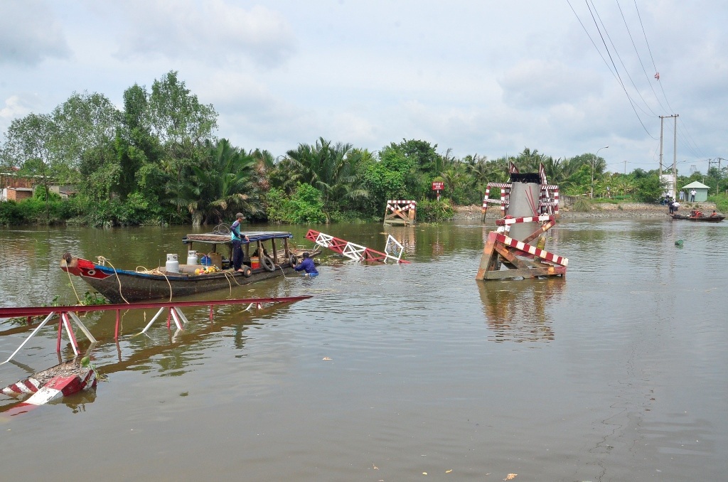 Toàn bộ cây cầu nằm trọn dưới sông