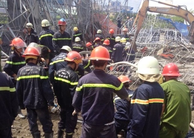 Giao công an TPHCM điều tra vụ sập giàn giáo làm 3 người chết - 3 Lực lượng cứu hộ đã tìm thấy thi thể nạn nhân cuối cùng sau hơn 16 tiếng xảy ra sự cố.