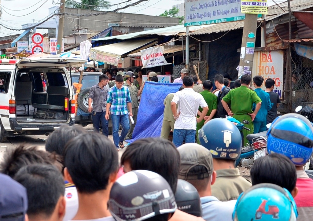 Công an tiến hành khám nghiệm hiện trường nơi một thanh niên nằm chết