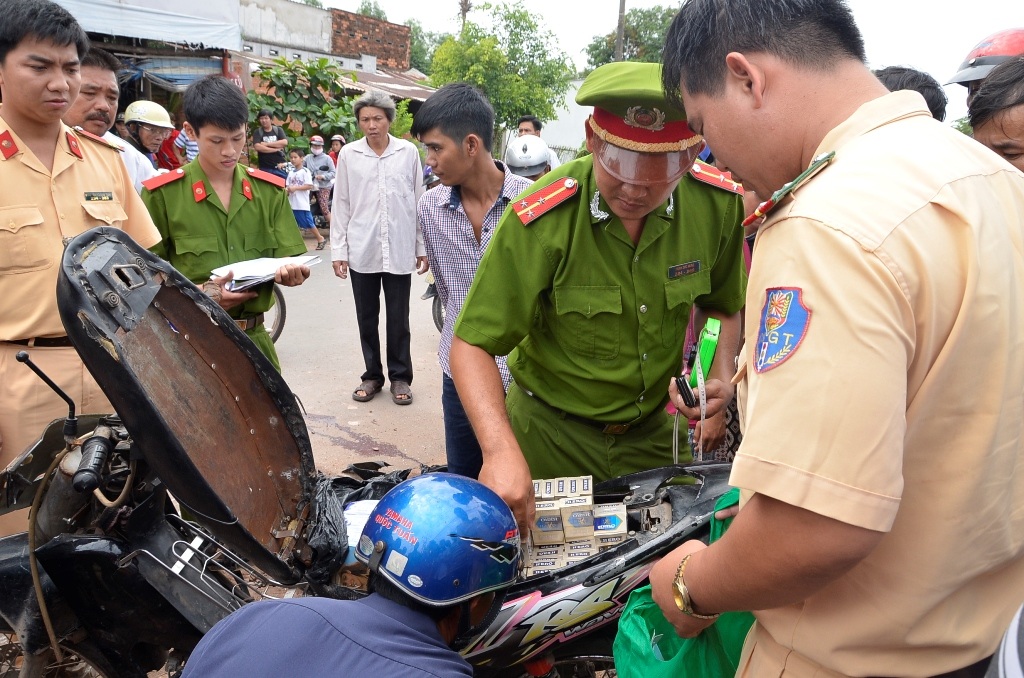 Công an kiểm đếm và thu giữ số thuốc lá lậu trong cốp xe