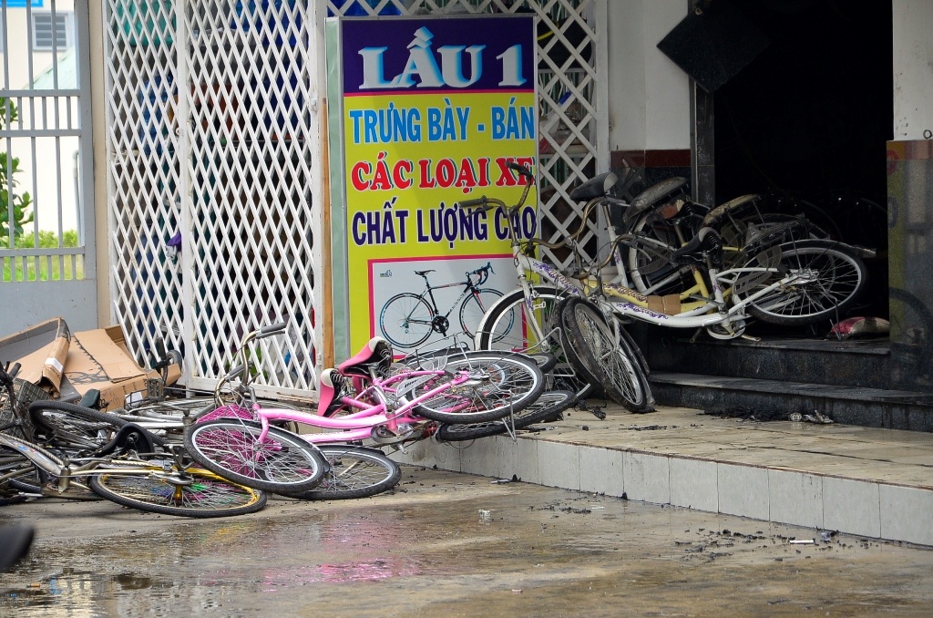 Nhiều xe đạp bị cháy, được đưa ra ngoài