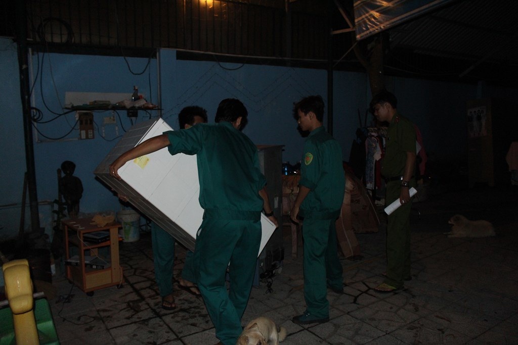 Dân quân địa phương hỗ trợ di dời tài sản ra xa khu vực sạt lở