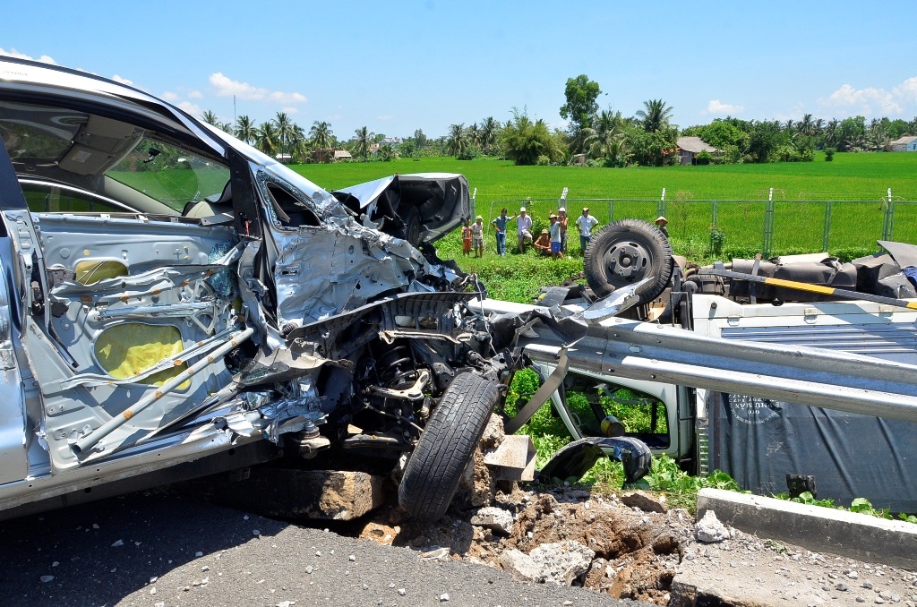 Chiếc xe 7 chỗ hư hỏng sau vụ tai nạn