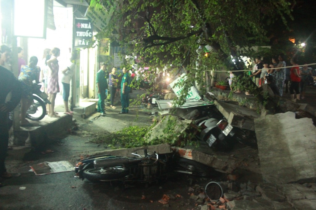 Bức tường ngã đè 2 người và 7 xe máy ở chung cư An Lộc