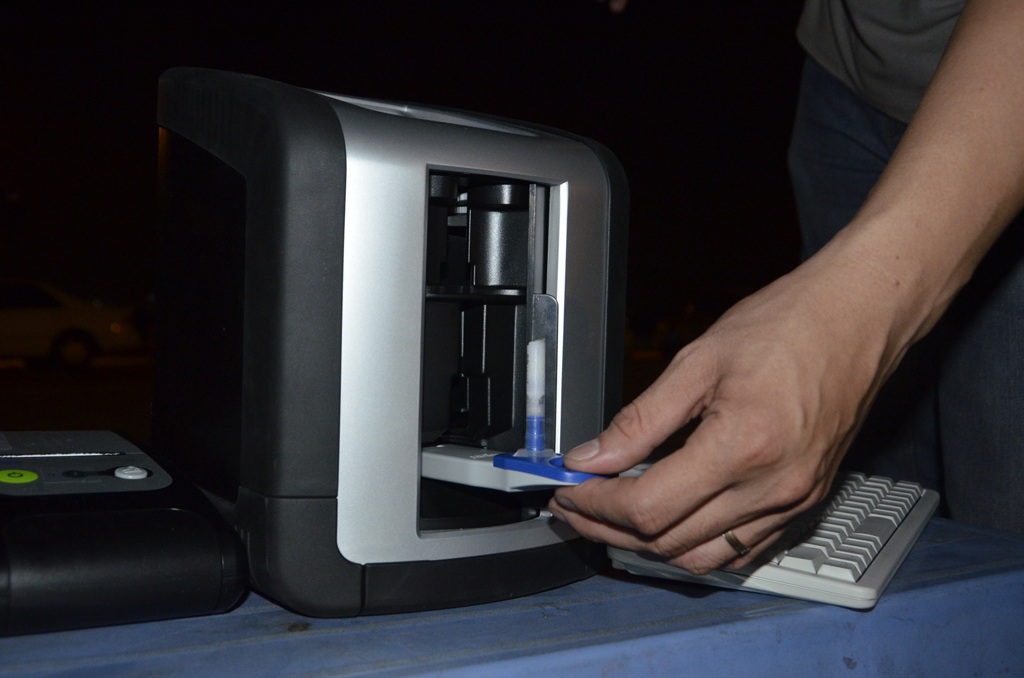 Sau khi thu nước bọt đạt yêu cầu, phần thiết bị sẽ được cắm vào máy để xử lý kết quả.