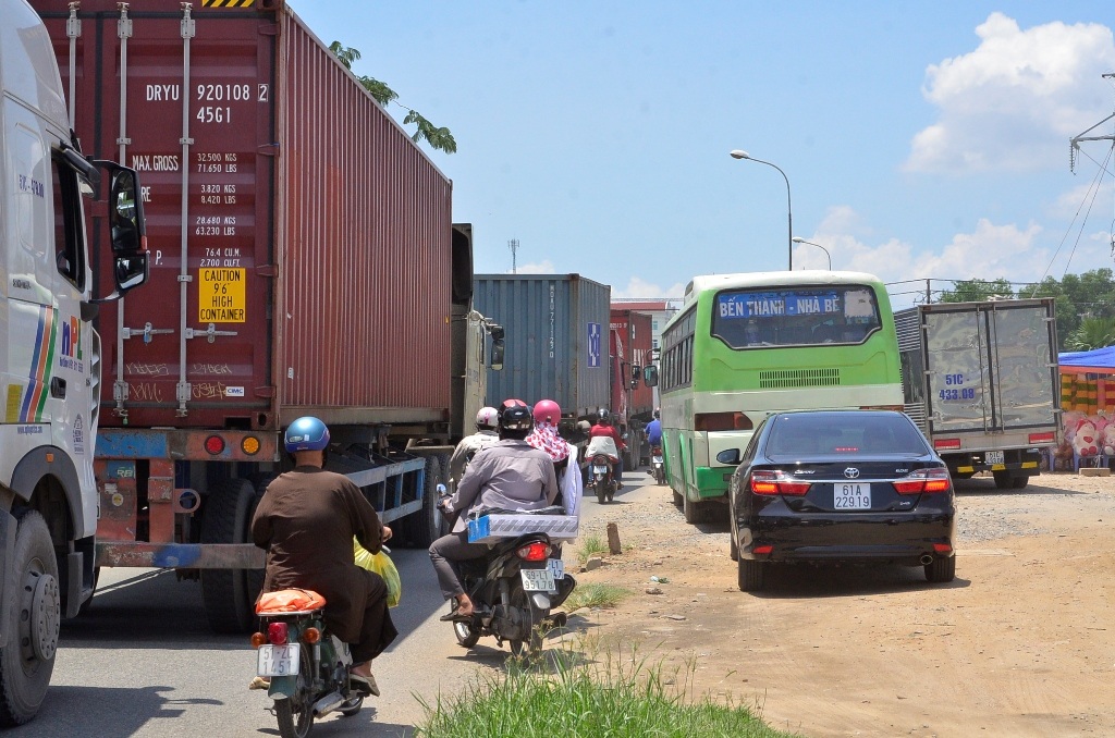 Nhiều ô tô, xe buýt leo lên vỉa hè để thoát khỏi cảnh kẹt xe