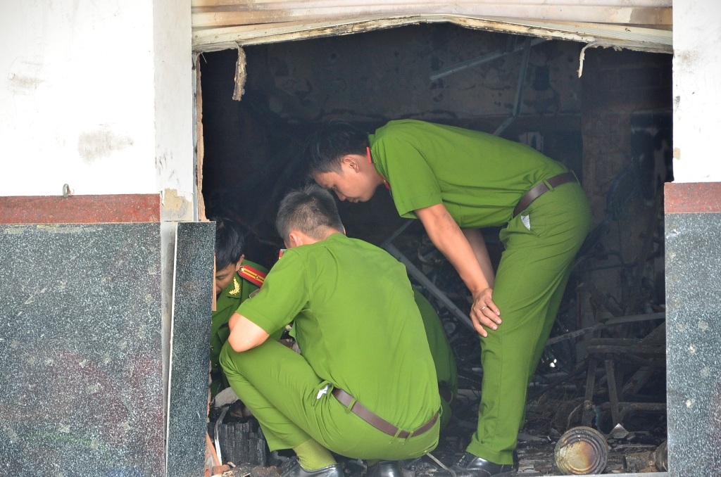 Đến trưa nay 23/7, Công an vẫn đang khám nghiệm hiện trường, điều tra nguyên nhân vụ cháy.