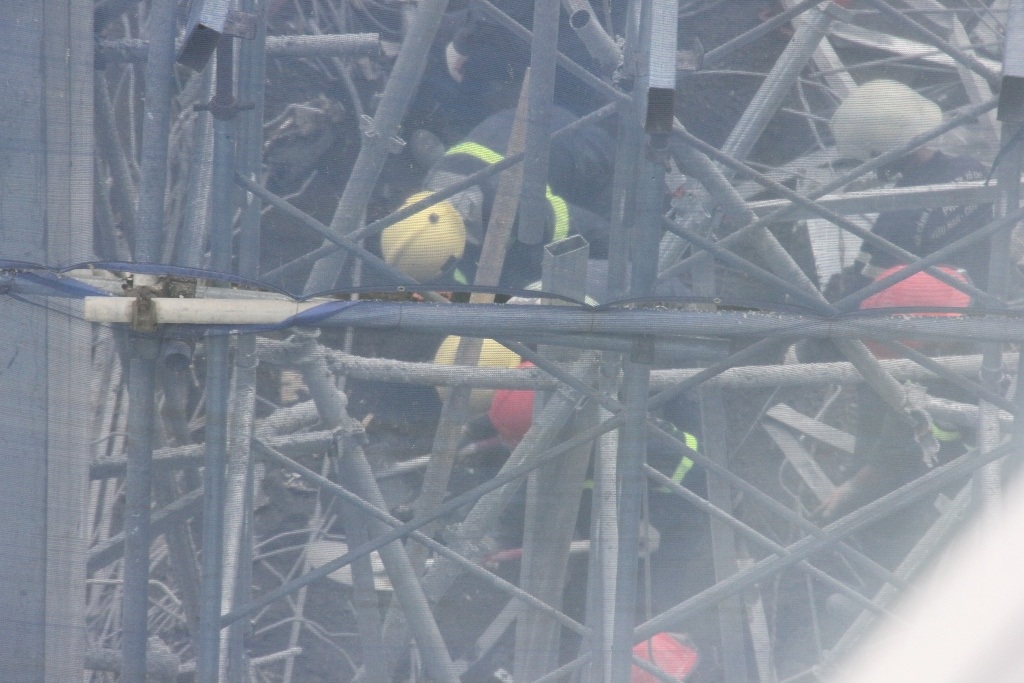 Lính cứu hộ đào bới hiện trường để tìm kiếm nạn nhân bị mắc kẹt