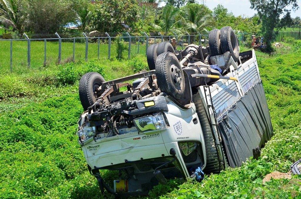 Chiếc xe tải bị húc bay khỏi cao tốc, lật ngửa