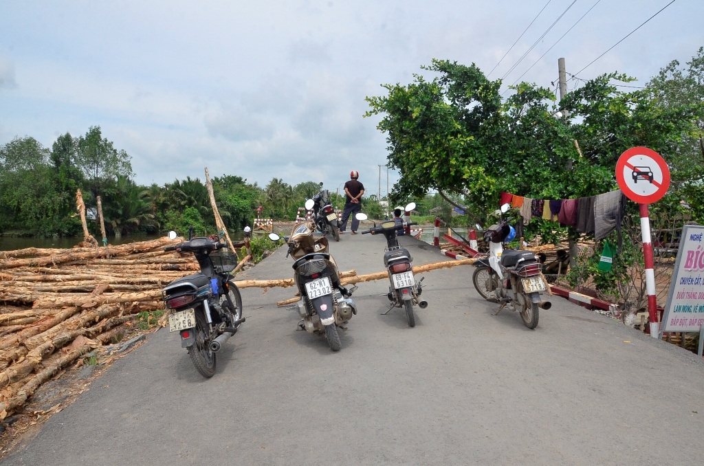 Giao thông 2 đầu cầu bị ảnh hưởng nghiêm trọng.