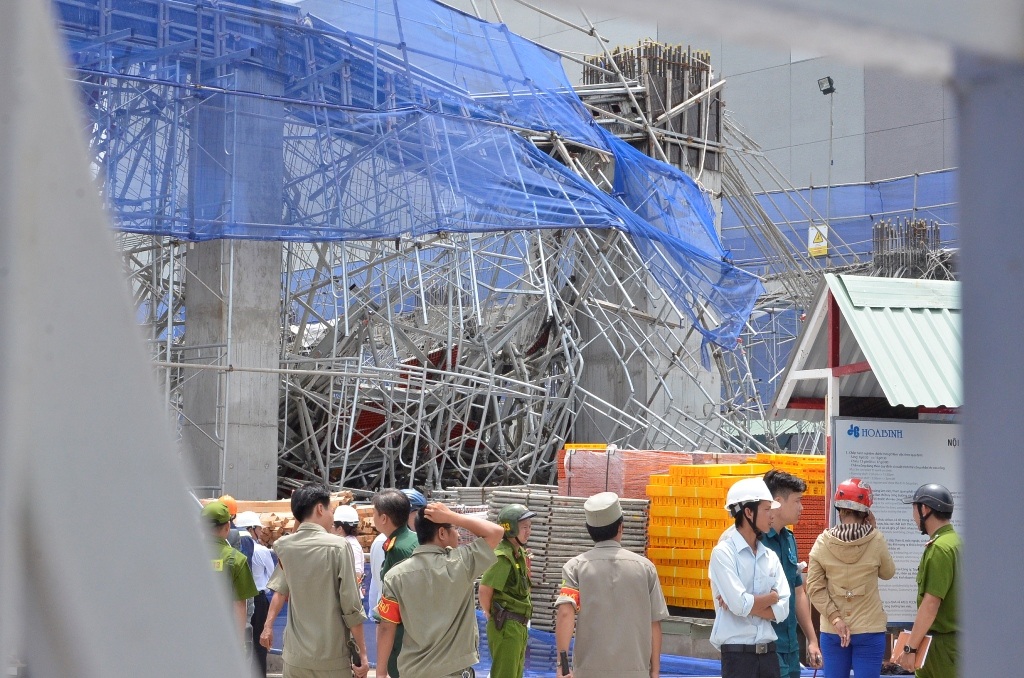 Nạn nhân còn lại đang bị mắc kẹt dưới đóng sắt thép khổng lồ.